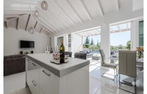 Luxurious villa Bright with pool