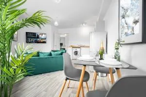 Modern 2 Bedroom Apartment - WIFI & Netflix - Secure Parking - Top Rated - 27AC - Sleightholme