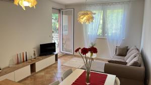 Apartment Kastanija with Balcony and Sea View 