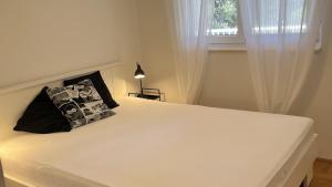 Apartment Kastanija with Balcony and Sea View 