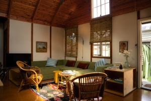 The South Coast Sandcastles, Three Cabin Compound