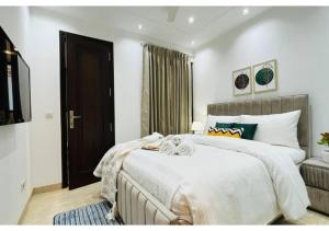 BluO 4BHK Safdarjung Enclave - Lift & Balcony