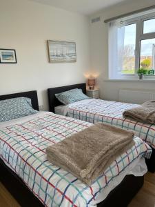 CHINE COTTAGE self-catering coastal bungalow in rural West Wight