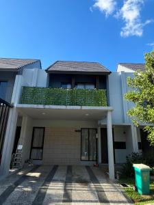 2 Floor Cozy House in Wisteria Jakarta Garden City