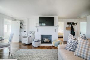 Stunning Waterfront Views Beach steps away