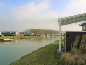 Chalet in Zeeland by the Lake - 4-star hotels in Wemeldinge