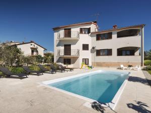 Nicely decorated apartment with private pool