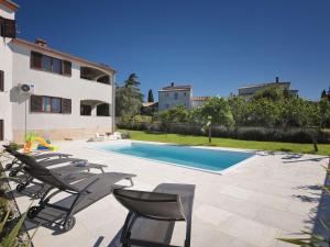 Nicely decorated apartment with private pool