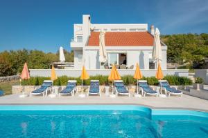 Rustic Villa Florice with a pool