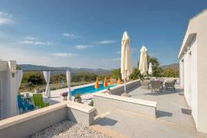 Rustic Villa Florice with a pool