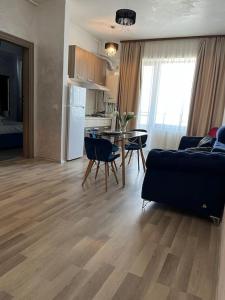 M by the lake Mamaia Summerland