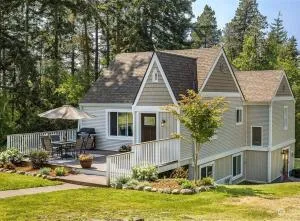 Secluded 4BR Nestled in Woods-Hot Tub/Dog Friendly - Mitchell Bay