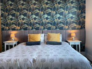 Between beach & shops - Private parking en-suite