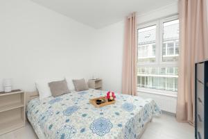 Elegant 2 Bedroom Apartment with Balcony and Parking by Renters