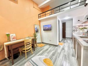 Stylish-Modern-Lakeside apartment