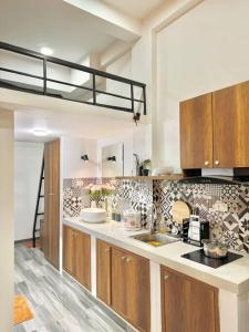 Stylish-Modern-Lakeside apartment