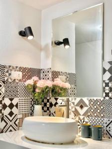 Stylish-Modern-Lakeside apartment