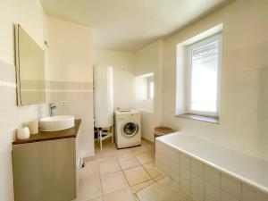 Maisons de vacances Charmante Maison de Village - Plages 30- : photos des chambres