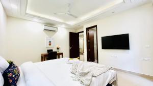 BluO Elegant 4BHK Saket - Lift, Balcony, Parking