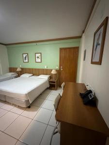Resort Golden Dolphin Grand Hotel 517 - com roupa de cama e banho