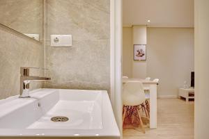 La paz home by Clabao