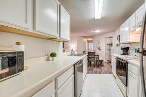 Murrells Inlet Condo with Pool Access, Near Beach!