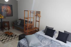 Em frente ao quiosque Ocian na praia, pé na areia