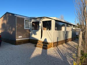 Mobil-home cosy 6 p climatisé à Hyères à 200 m de la mer dans camping 4 étoiles calme et familial