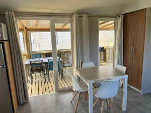 Mobil-home cosy 6 p climatisé à Hyères à 200 m de la mer dans camping 4 étoiles calme et familial