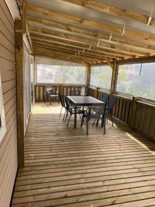 Mobil-home cosy 6 p climatisé à Hyères à 200 m de la mer dans camping 4 étoiles calme et familial