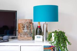 Canal View House - 2BR with Garden & Parking