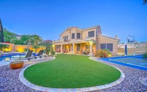 Desert Paradise Pool Spa Pickleball Putt Green