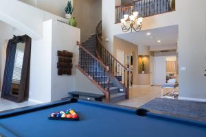 Desert Paradise Pool Spa Pickleball Putt Green