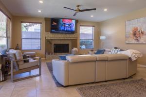 Desert Paradise Pool Spa Pickleball Putt Green