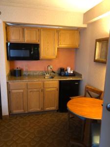 One-Bedroom Queen Suite - Non-Smoking room in Hampton Inn - York