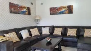 2BR Cottage Swimming Pool Near Airport - Beatrice