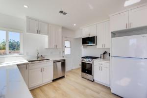 5 Mi to Venice Beach Chic Los Angeles Abode