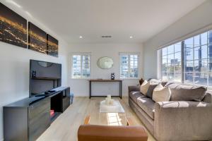 5 Mi to Venice Beach Chic Los Angeles Abode