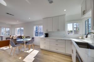 5 Mi to Venice Beach Chic Los Angeles Abode