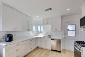 5 Mi to Venice Beach Chic Los Angeles Abode