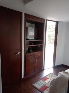 Habitación central con balcón, baño privado y parqueadero