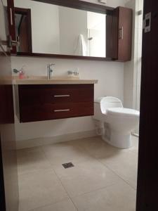 Habitación central con balcón, baño privado y parqueadero
