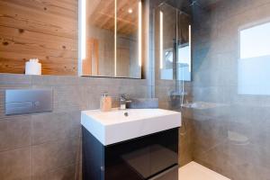 Chalets Residence Les Rosiers - Chalet Rosiers - 10 Personnes - Montriond MAE-3901 : photos des chambres