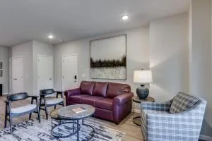 NEW Const Sleeps 6 Pool - close to Pkwy - New Era