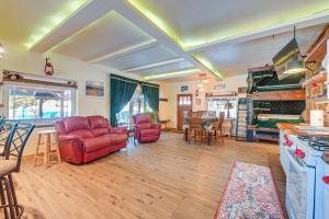 Cozy Kenai Abode with Private Deck 5 Mi to Ocean!