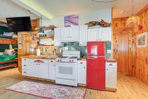 Cozy Kenai Abode with Private Deck 5 Mi to Ocean!