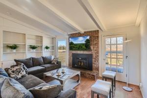 5 Acre Farmhouse Near Nashville!