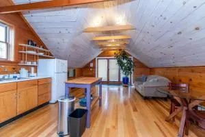 Bright and Cozy Treehouse Apartment - Thayer Beach