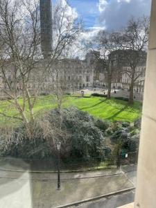 Garden View Flat on Georgian Square in Fitzrovia - Объекты без категории в городе Лондон