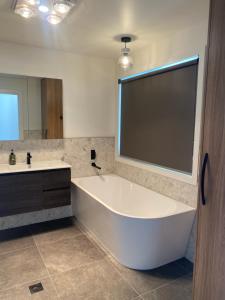 Superior & Luxe 2BR Apartment Villas Al Fresco Patio Free Parking & WIFI